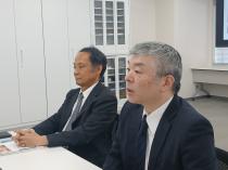 齋藤隆明専務理事（左）と津藤保事務局長