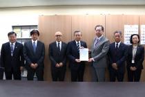 保険局長（右から３人目）に要望書を提出する病院団体幹部